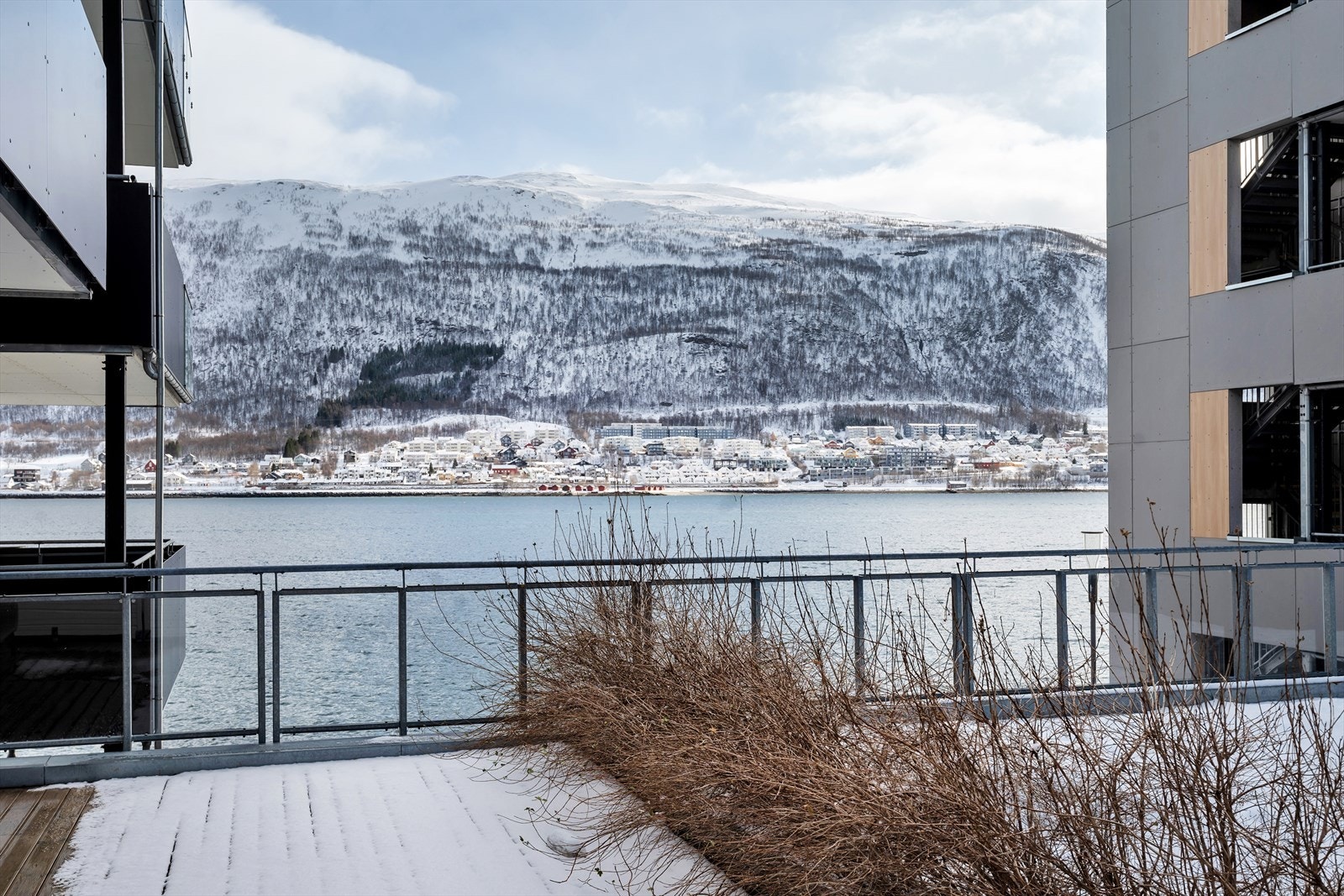 Flott utsikt mot fastlandet med Tromsdalstinden og Fløya i bakgrunnen. Galleribilde