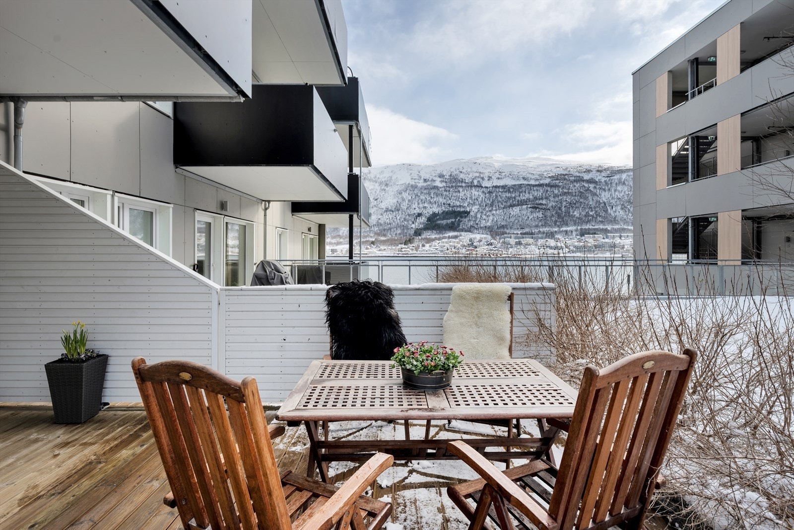 Her har du god plass til sittegruppe og annet ønsket utemøblement. Godt skjermet for vinden! Galleribilde