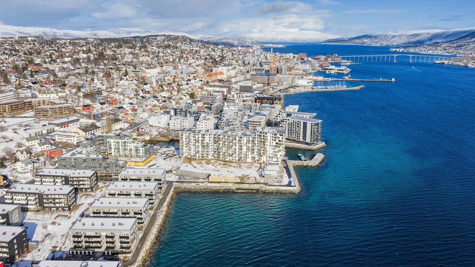 Matbutikkene "Rema 1000" og "Eurospar" er i gangavstand fra boligen! Galleribilde