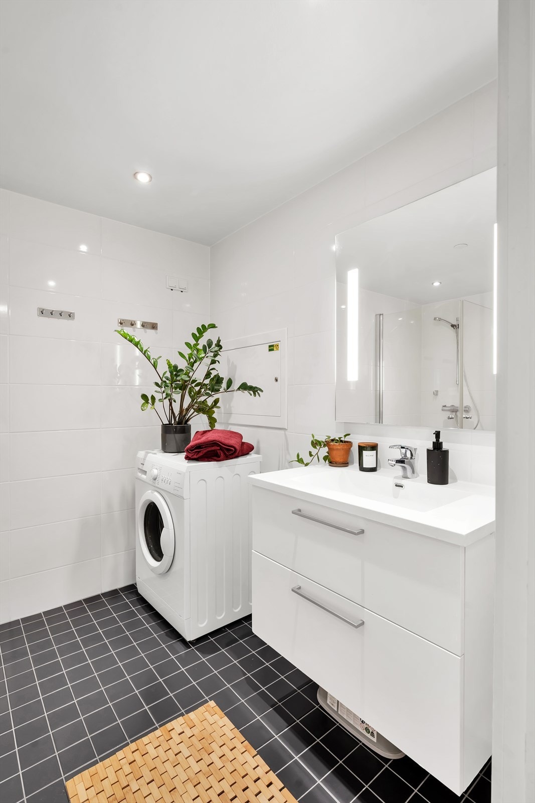 Opplegg for vaskemaskin, samt god oppbevaringsplass i innredning. Galleribilde