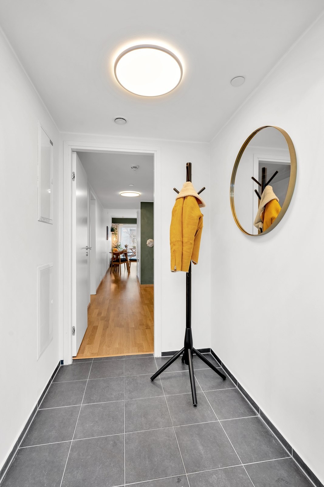 Velkommen inn! Flislagt entré med gulvvarme, samt god plass til smarte løsninger for oppbevaring av yttertøy. Galleribilde