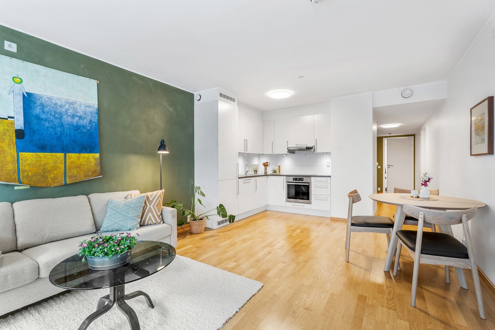 Stue og kjøkken i åpen løsning, som sikrer en luftig og sosial atmosfære i boligen. Galleribilde