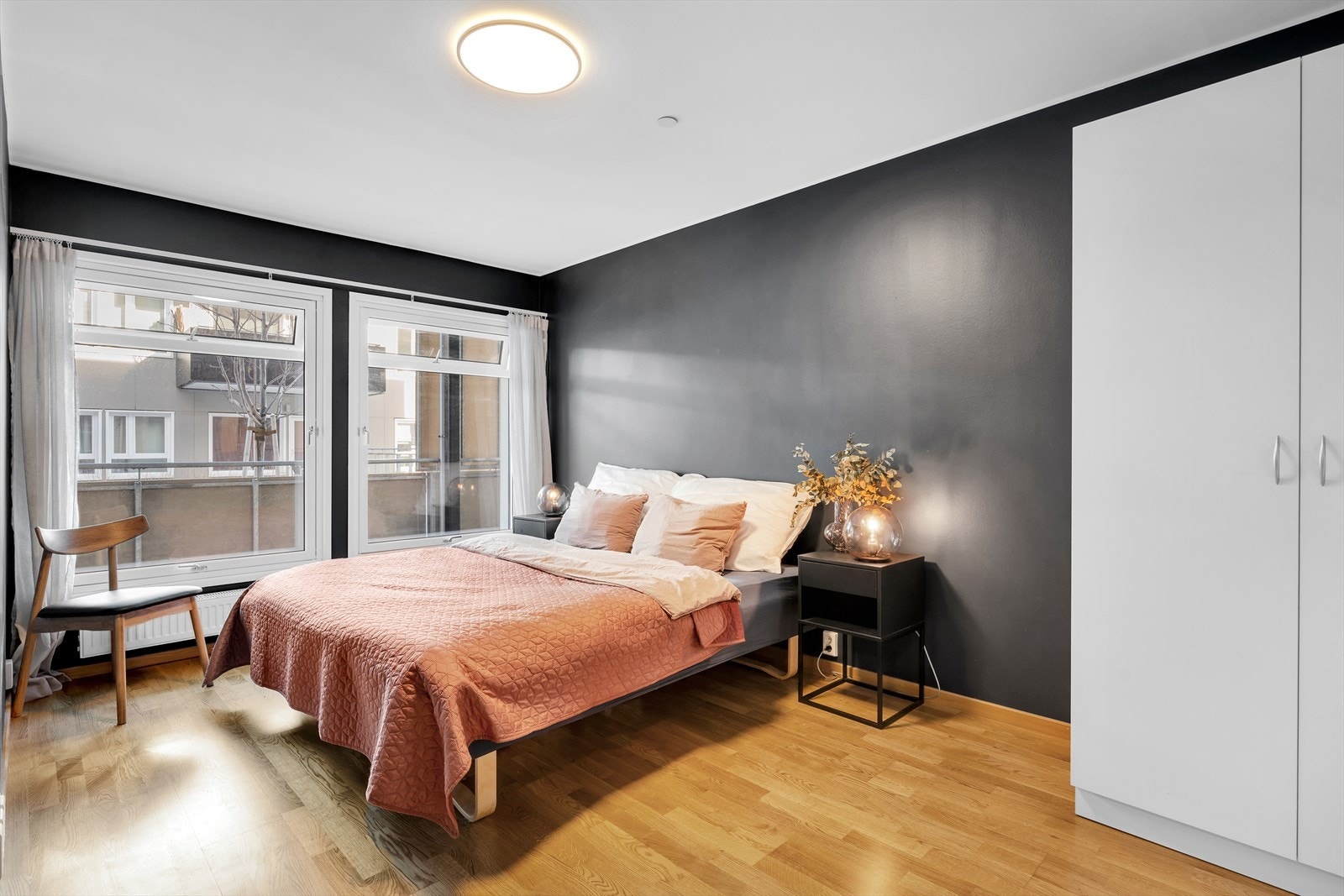 Soverom 1 med god plass til stor seng og annet ønsket møblement. Galleribilde