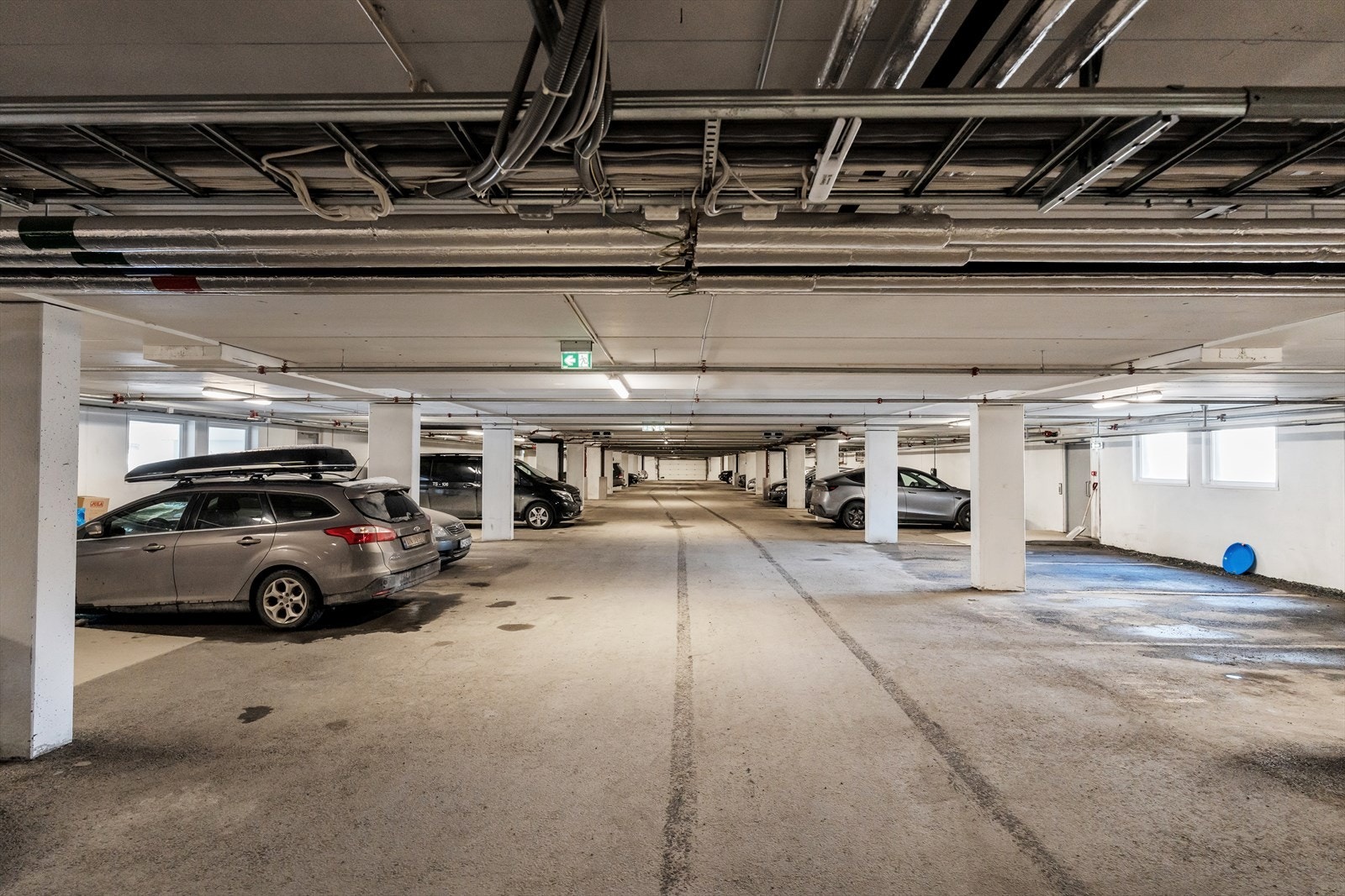 Boligen disponerer en fast biloppstillingsplass i det felles garasjeanlegget. Galleribilde