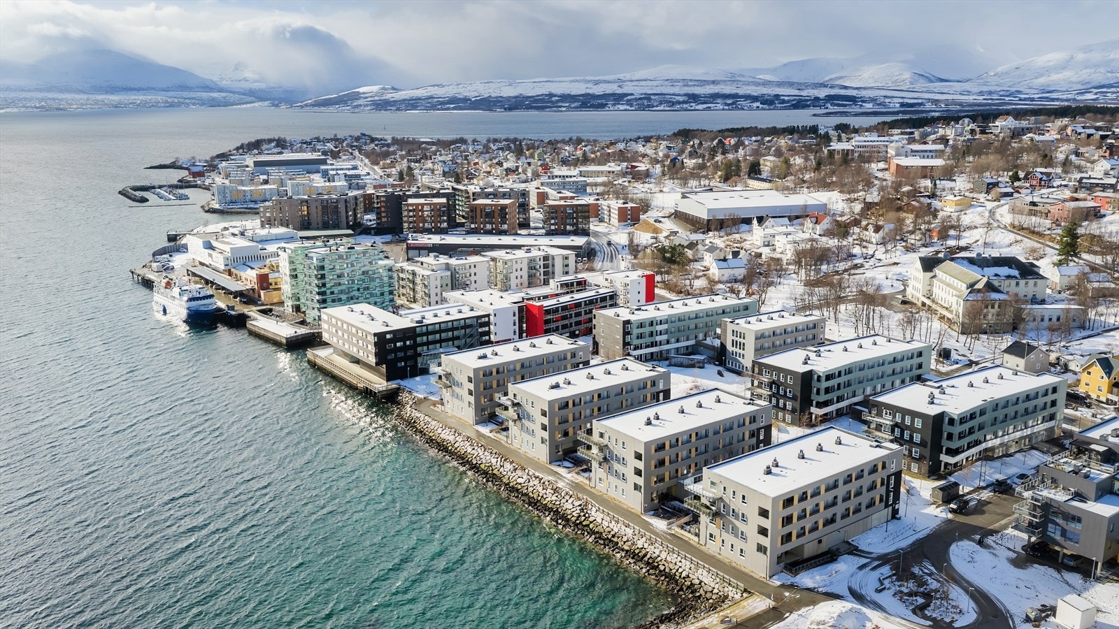 Leiligheten ligger i et sentralt og attraktivt boligområde på Strandkanten, i maritime omgivelser, med nærhet til flotte gangstier som strekker seg helt fra sørsiden av Tromsøya til sentrum. Galleribilde