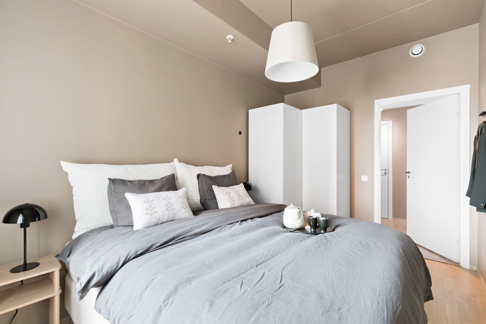 Romslig hovedsoverom med god plass til stor seng og garderobe. Galleribilde