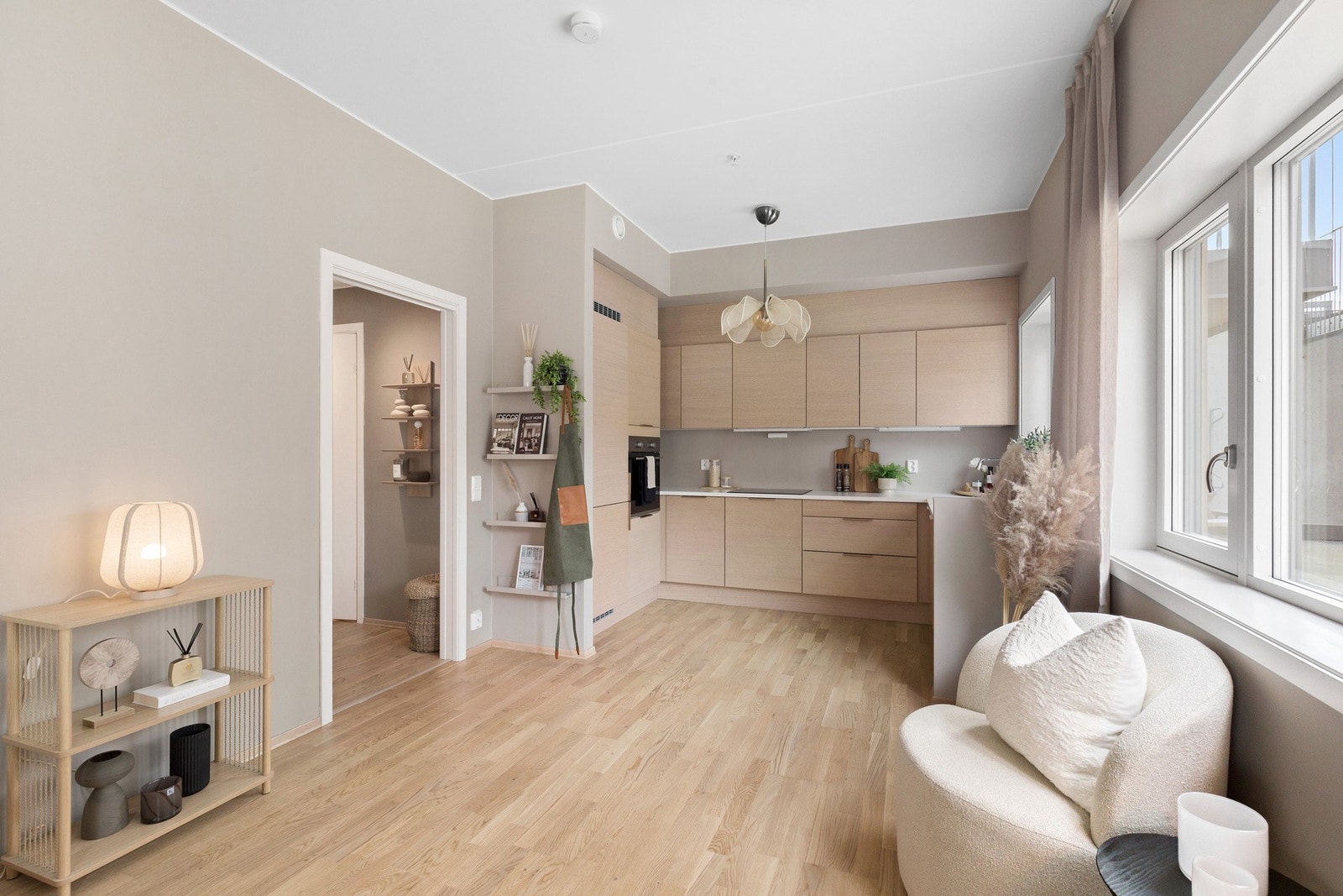 Stua nyter godt av rikelig med naturlig dagslys med lysinnslipp fra 2 sider. Galleribilde