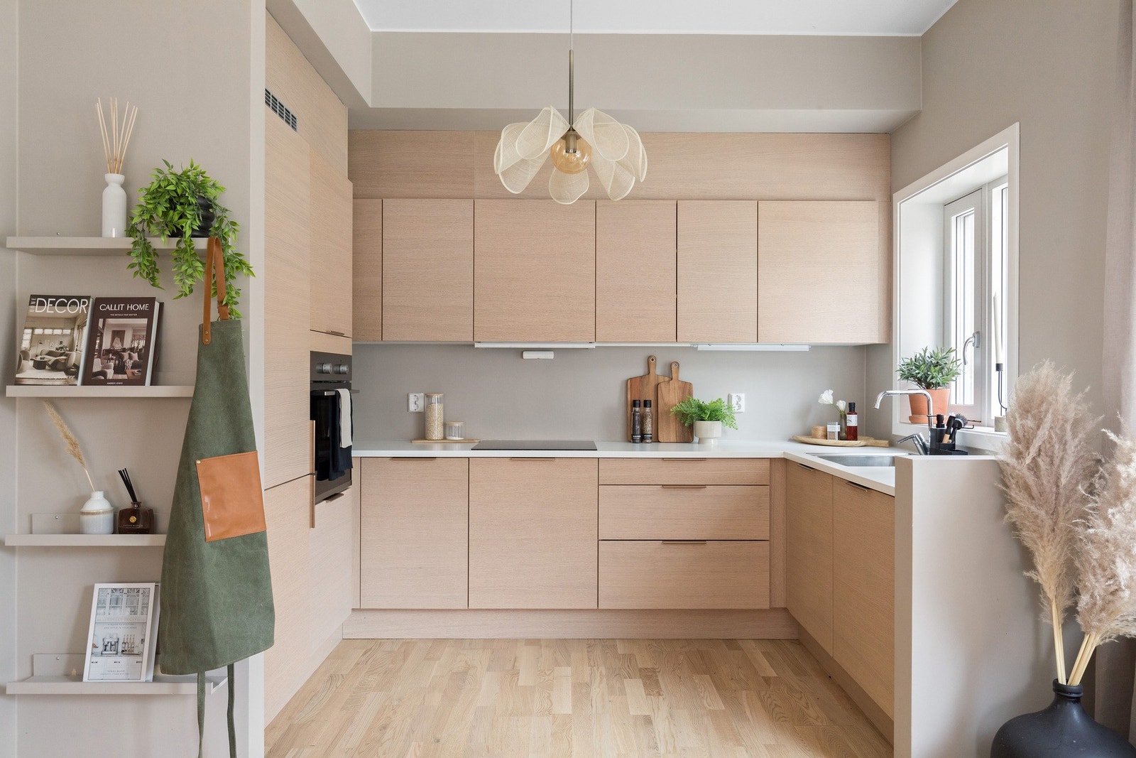 Lekkert kjøkken fra kvalitetsleverandør HTH. Pent utformet med gode valg som blant annet ovn praktisk plassert i arbeidshøyde. Galleribilde