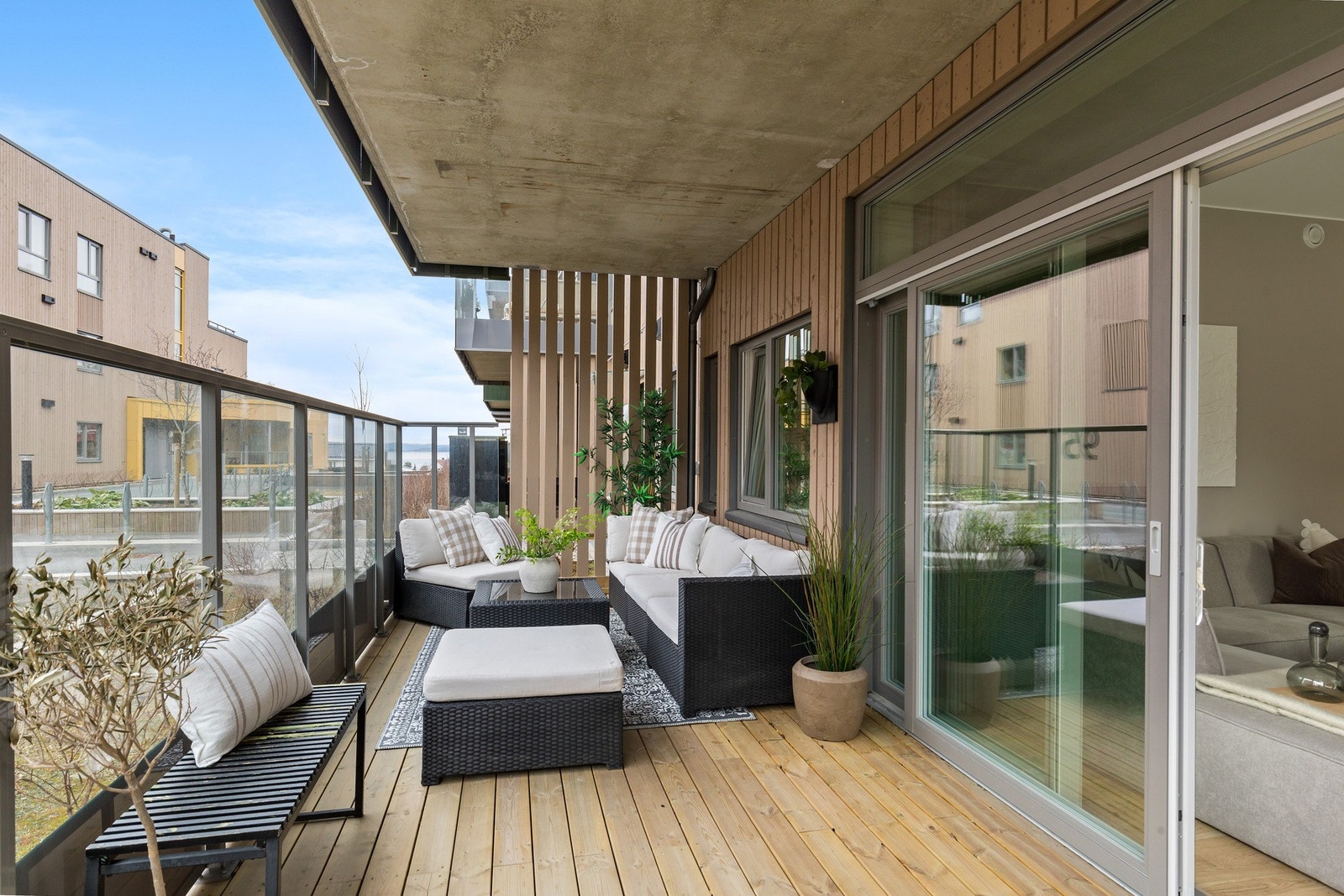 Fra stua har man direkte utgang til romslig terrasse på 17,8 kvm med takoverbygg. Galleribilde