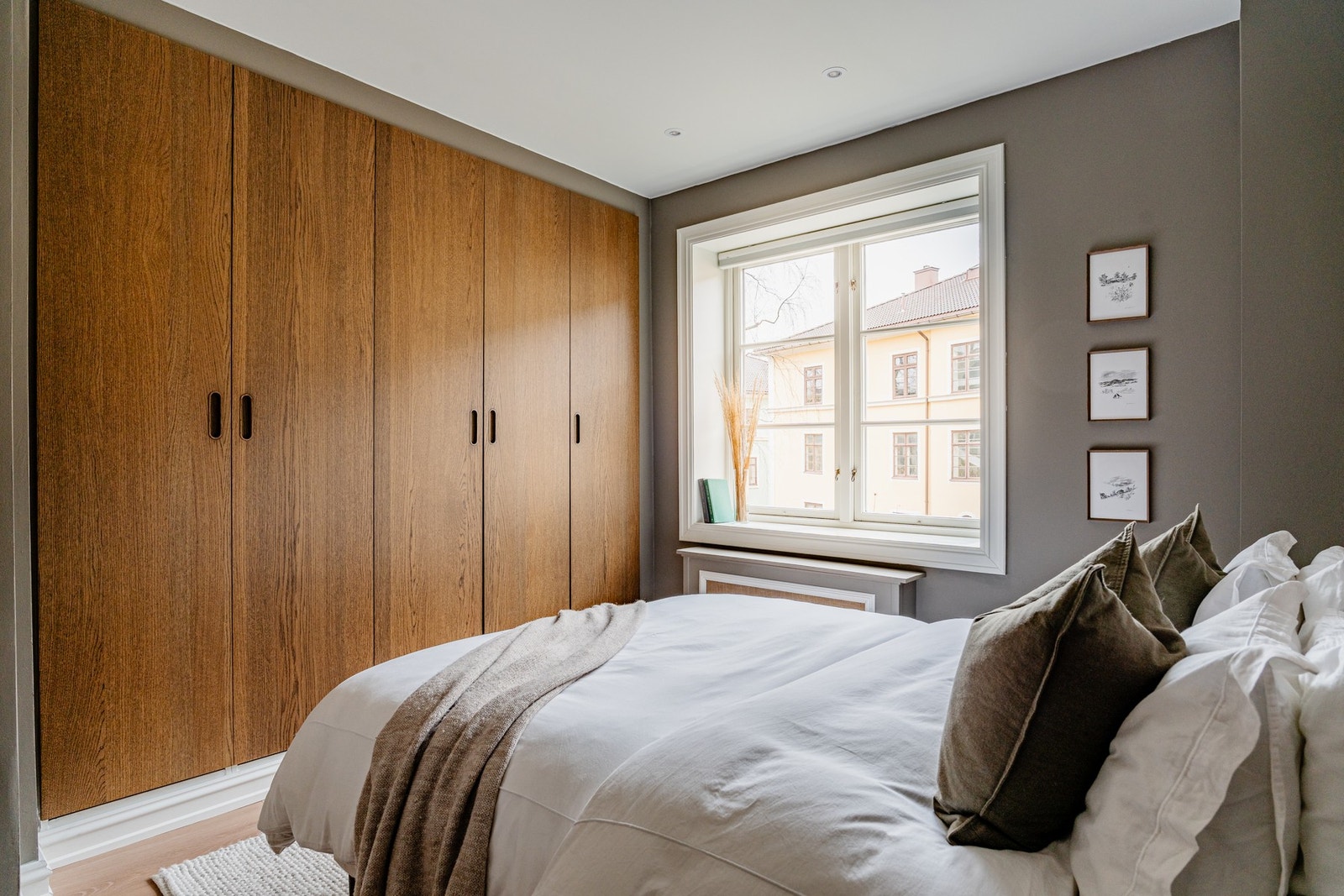 Rommet er innredet med en 160 cm seng. Galleribilde