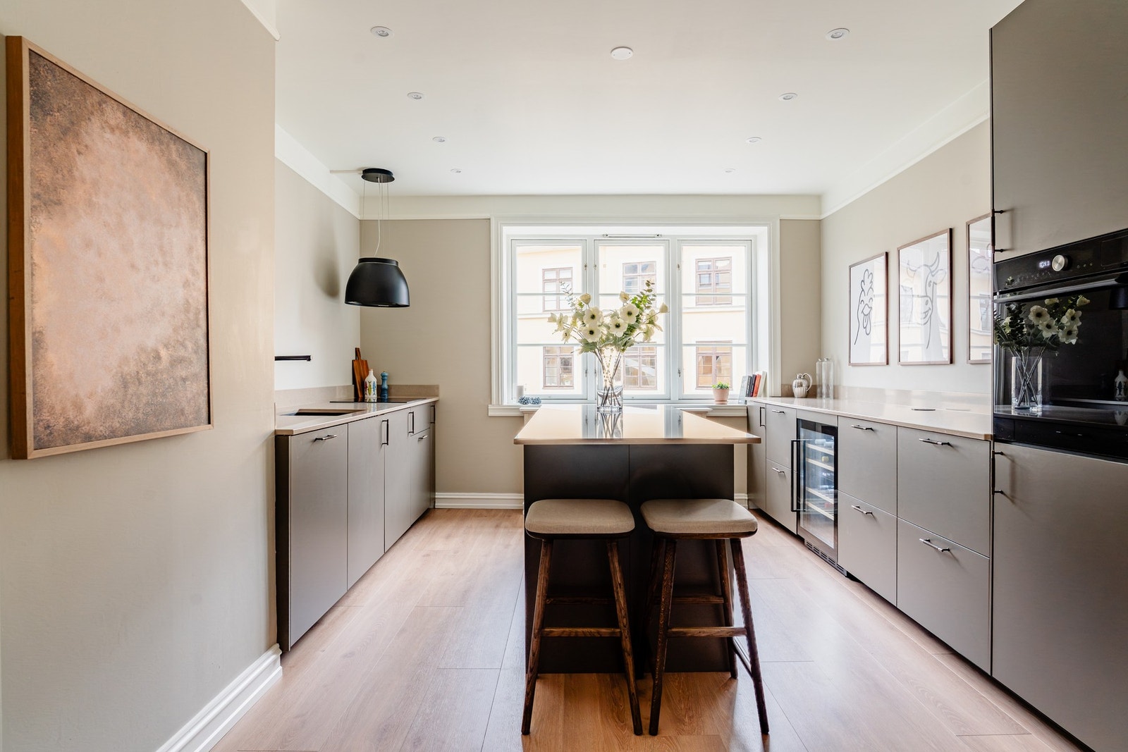 Kjøkkenet er pen og moderne, levert av IKEA i 2025. Galleribilde