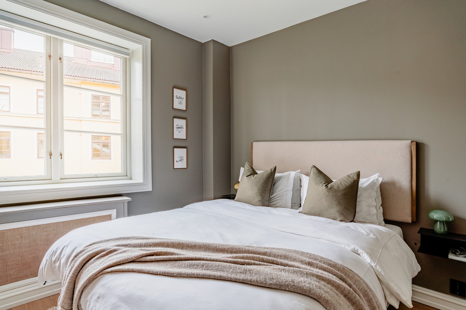 Soverommet ligger tilbaketrukket og skjermet mot rolig bakgård og felles hage. Galleribilde