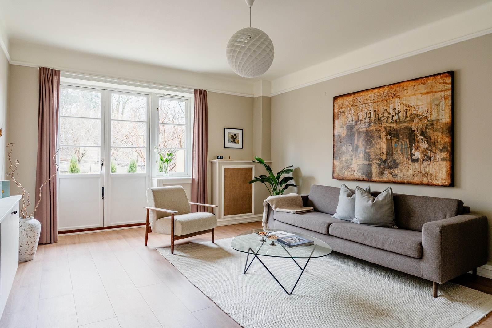 Leiligheten har en gjennomgående planløsning som gir rikelig med naturlig lys, samt en privat beliggenhet med hage på begge sider. Galleribilde