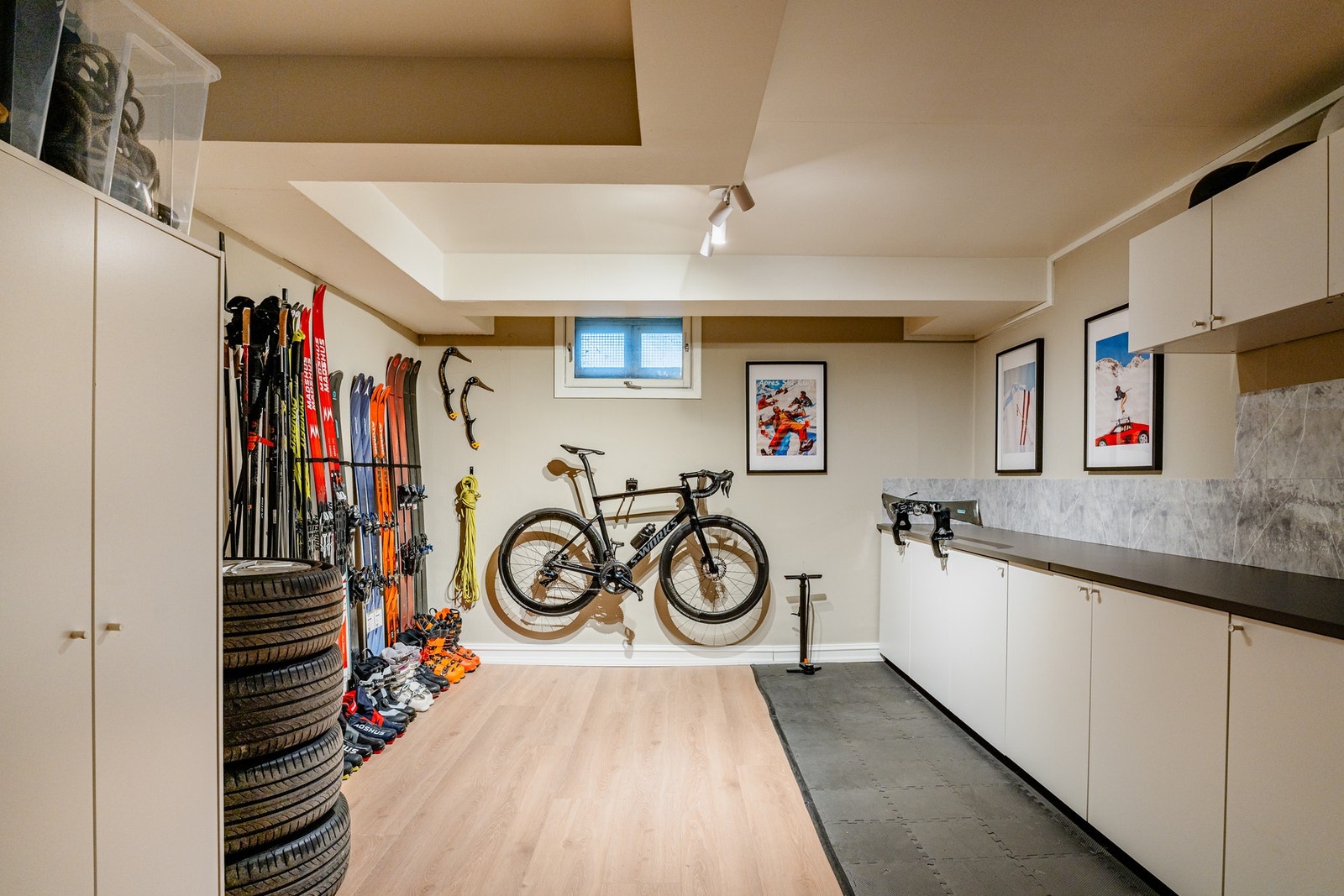 Kjellerbod under stue på 17 kvm og loftsbod på 4 kvm. Galleribilde