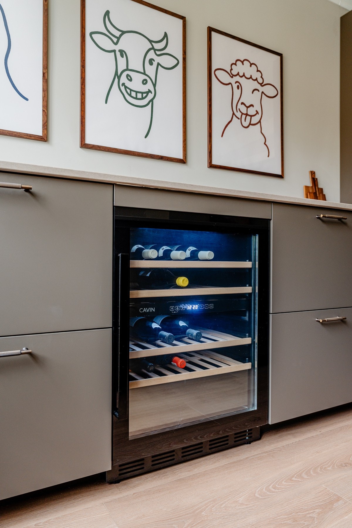 I tillegg har kjøkkenet et vinskap - en liten luksus som løfter rommet ytterligere. Galleribilde