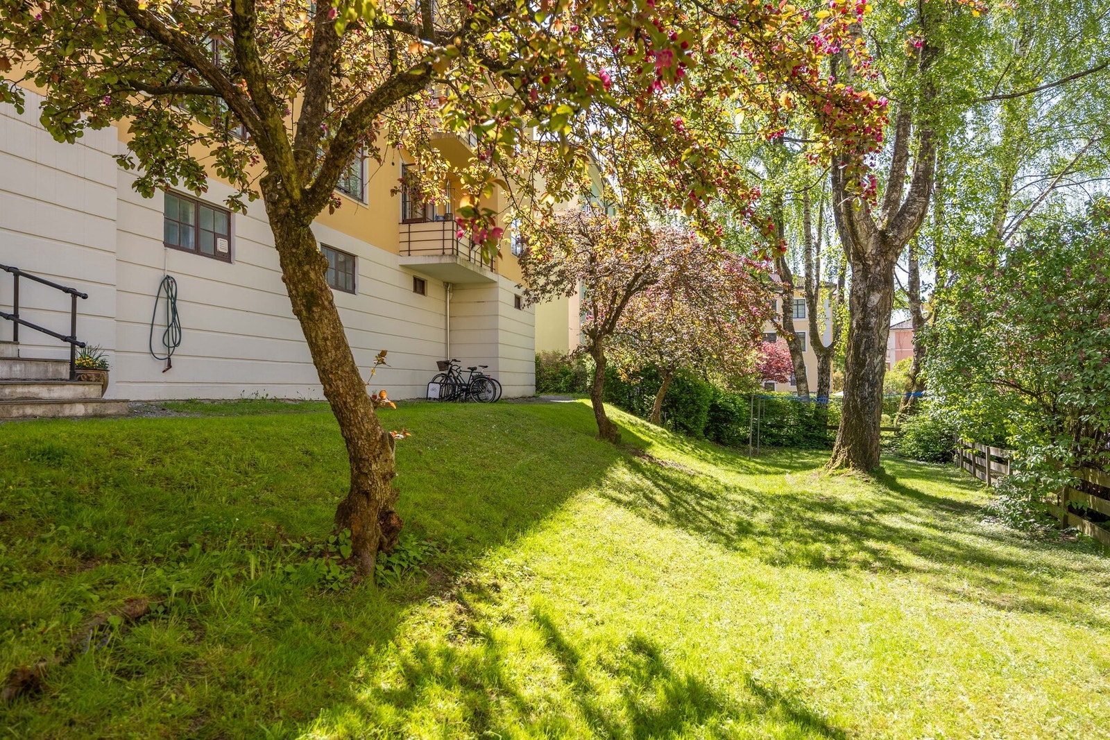 Eiendommen har store grøntarealer med hage på begge sider av bygården. Galleribilde