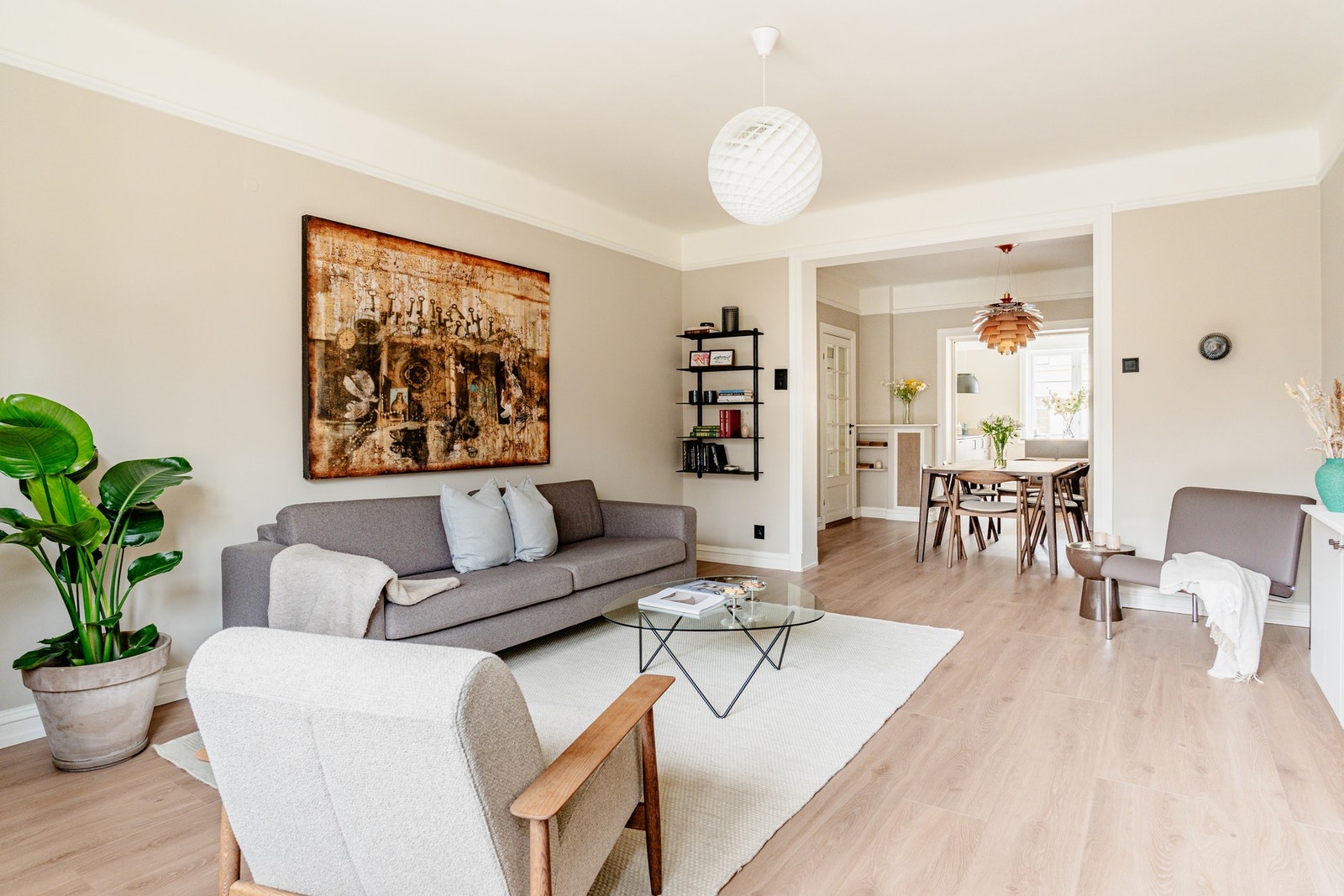 Her finner du en "stue-på-stue" planløsning som gir en ypperlig rominndeling. Galleribilde