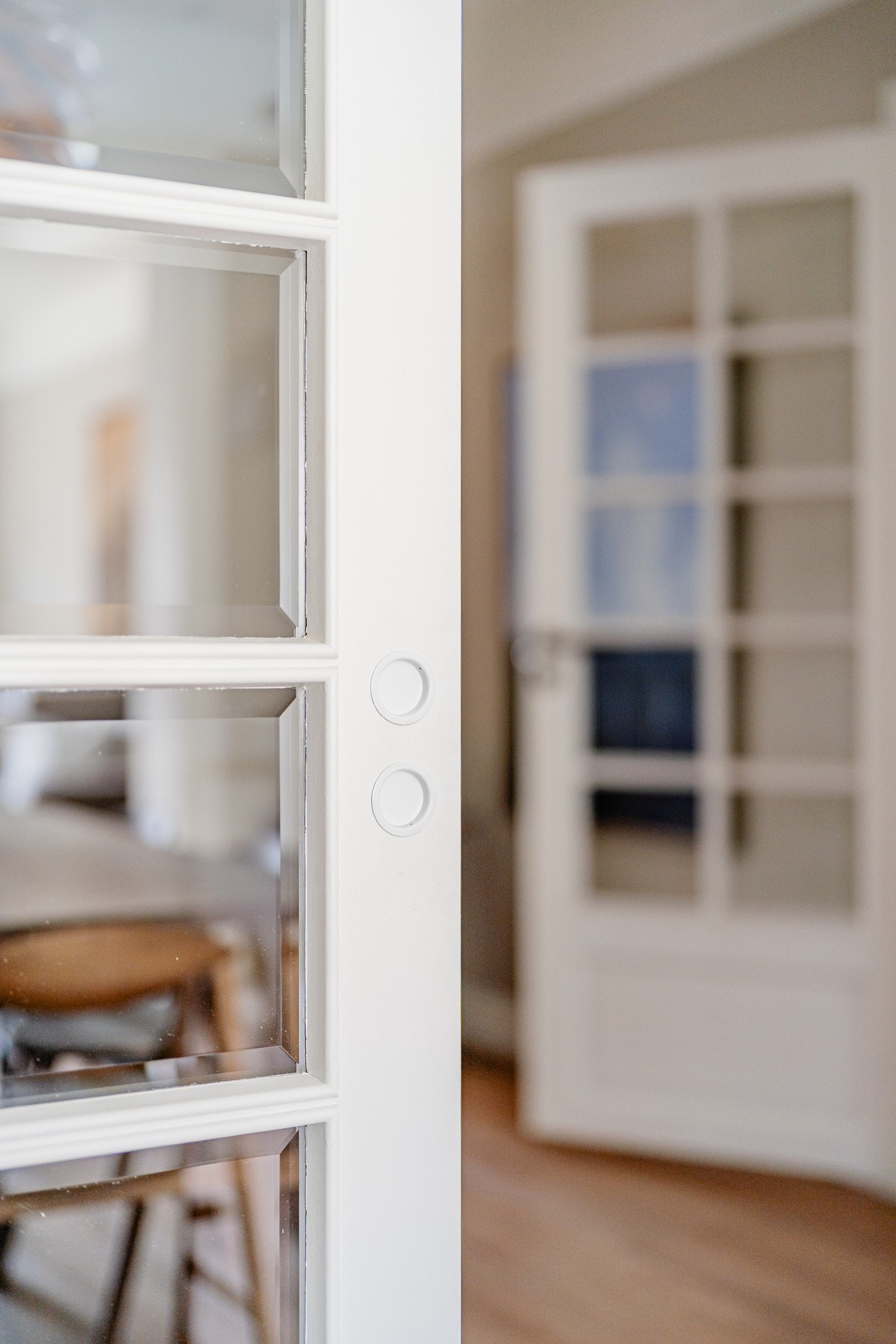 Separat kjøkken adskilt med klassisk skyvedør Galleribilde