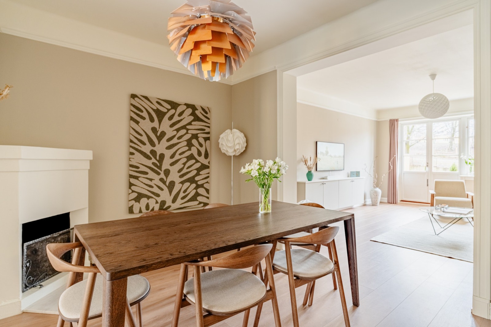 Store vindusflater på hver side av leiligheten og dobbel balkongdør slipper inn rikelig med naturlig lys, og gir et luftigt, åpent uttrykk. Galleribilde