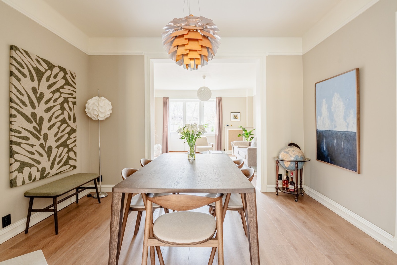 Kjøkkenet ligger innerst, med spisestue i midten hvor peisen skaper et varmt og hyggelig samlingspunkt, før stuen ytterst åpner seg mot balkongen med lys og utsikt mot hagen. Galleribilde