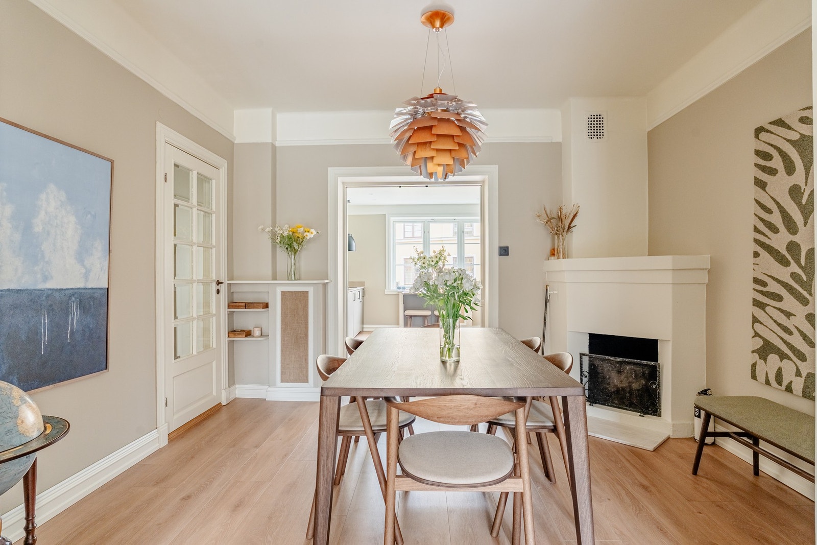 Her kan man se gjennom alle rommene, noe som skaper en harmonisk flyt mellom kjøkken, spisestue og stue - perfekt for både hverdagsliv og sosiale sammenkomster. Galleribilde