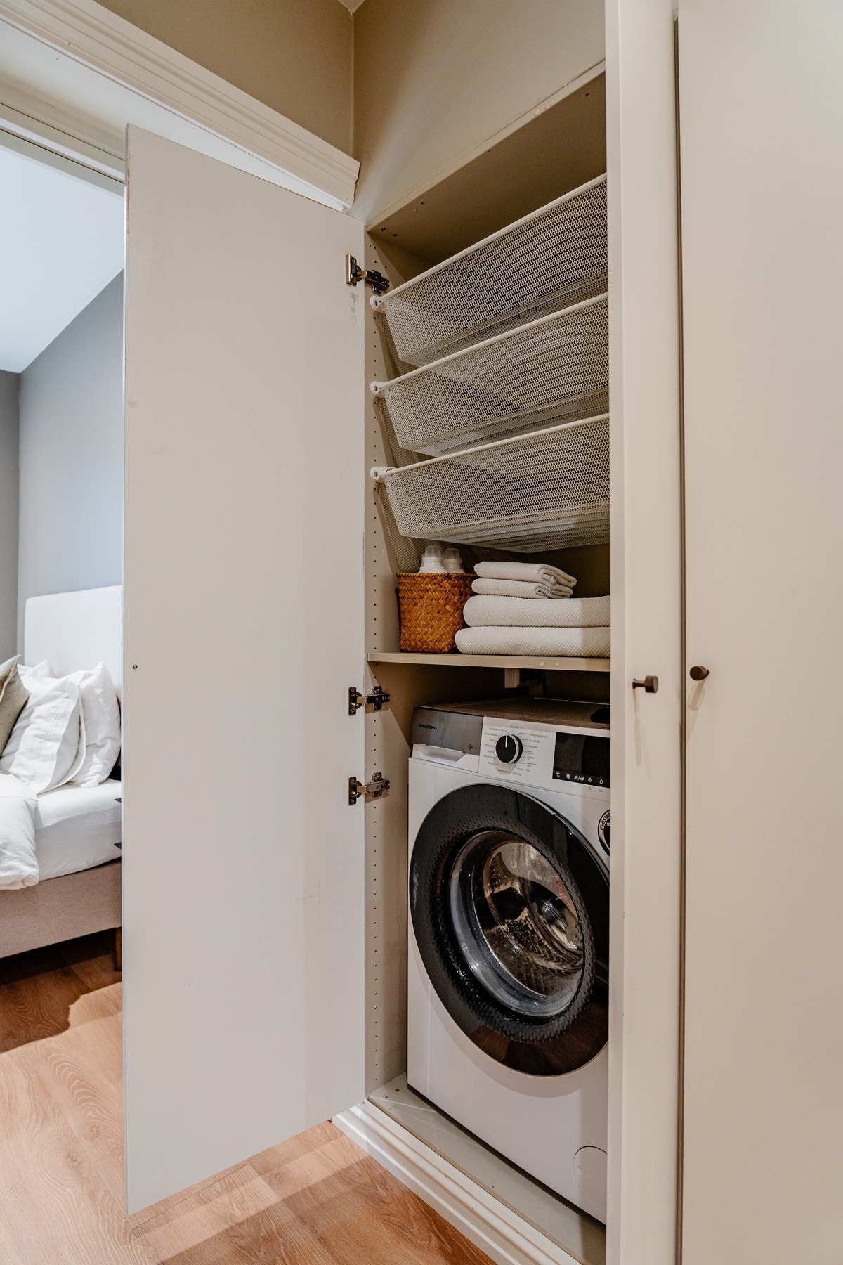 Vaskemaskin er skjult og integrert i skapet - en smart løsning som holder entréen ryddig og oversiktlig Galleribilde