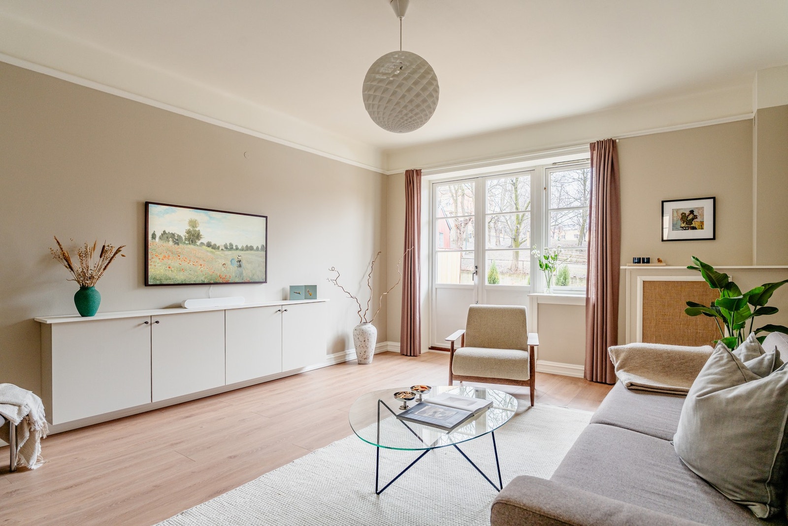 Det er rikelig med plass til innredning i stuen. Galleribilde