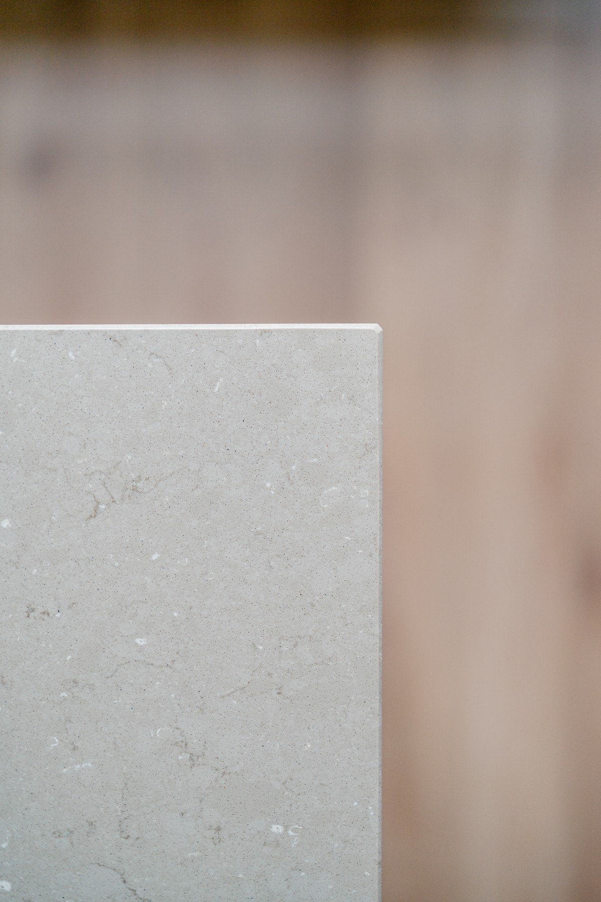 Benkeplatene i slitesterk quartz gir en stilren og holdbar overflate, som kombinerer funksjonalitet med eksklusivt uttrykk. Galleribilde