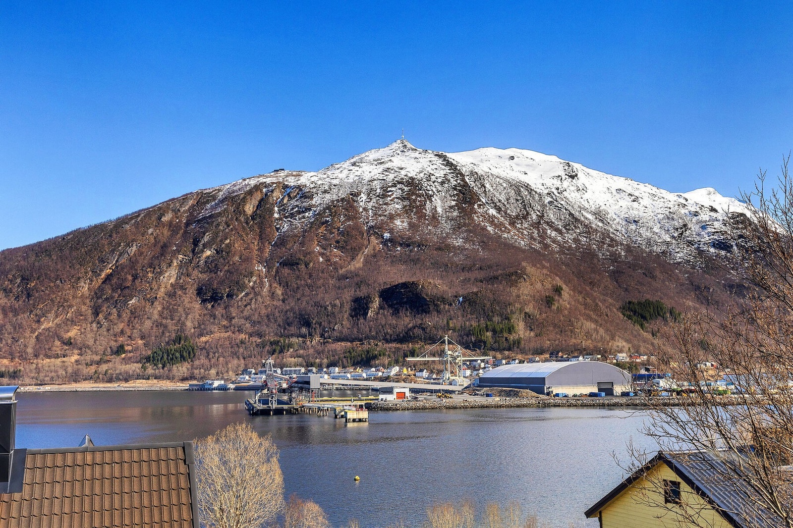 Utsikt fra stue mot Fagernesfjellet Galleribilde