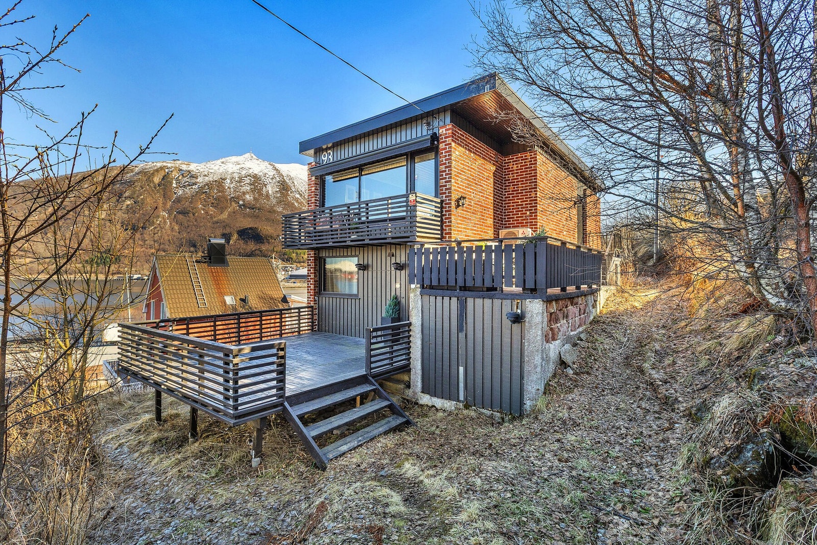 Arkitekttegnet enebolig med rolig og tilbaketrukket beliggenhet. Velkommen på visning! Fotograf: Kalle Punsvik Galleribilde