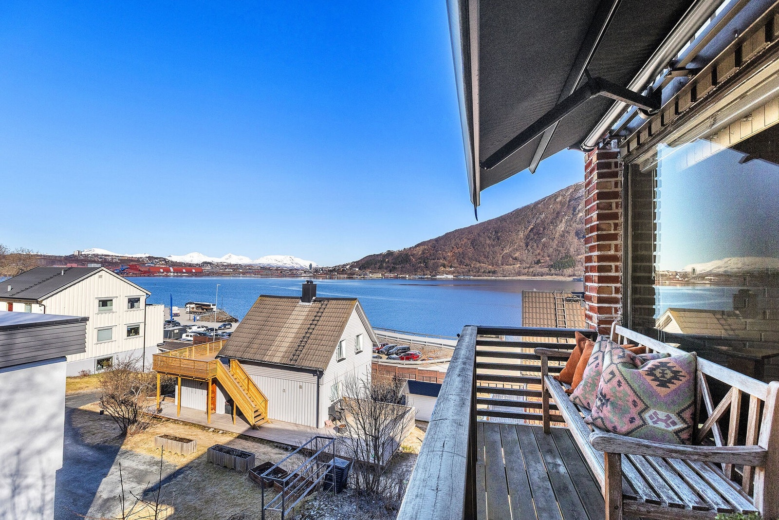 Balkong med utsikt mot Narvik havn Galleribilde