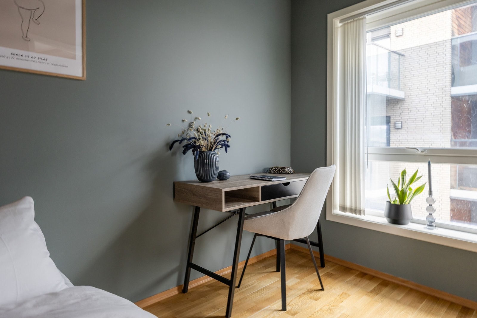 En fin arbeidsplass ved vinduet. Galleribilde