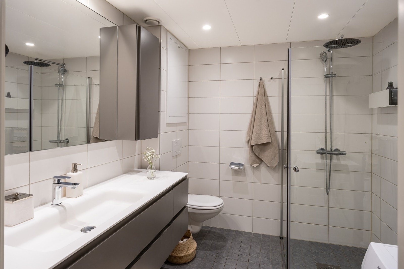 Pent flislagt bad med varme i gulv. Galleribilde