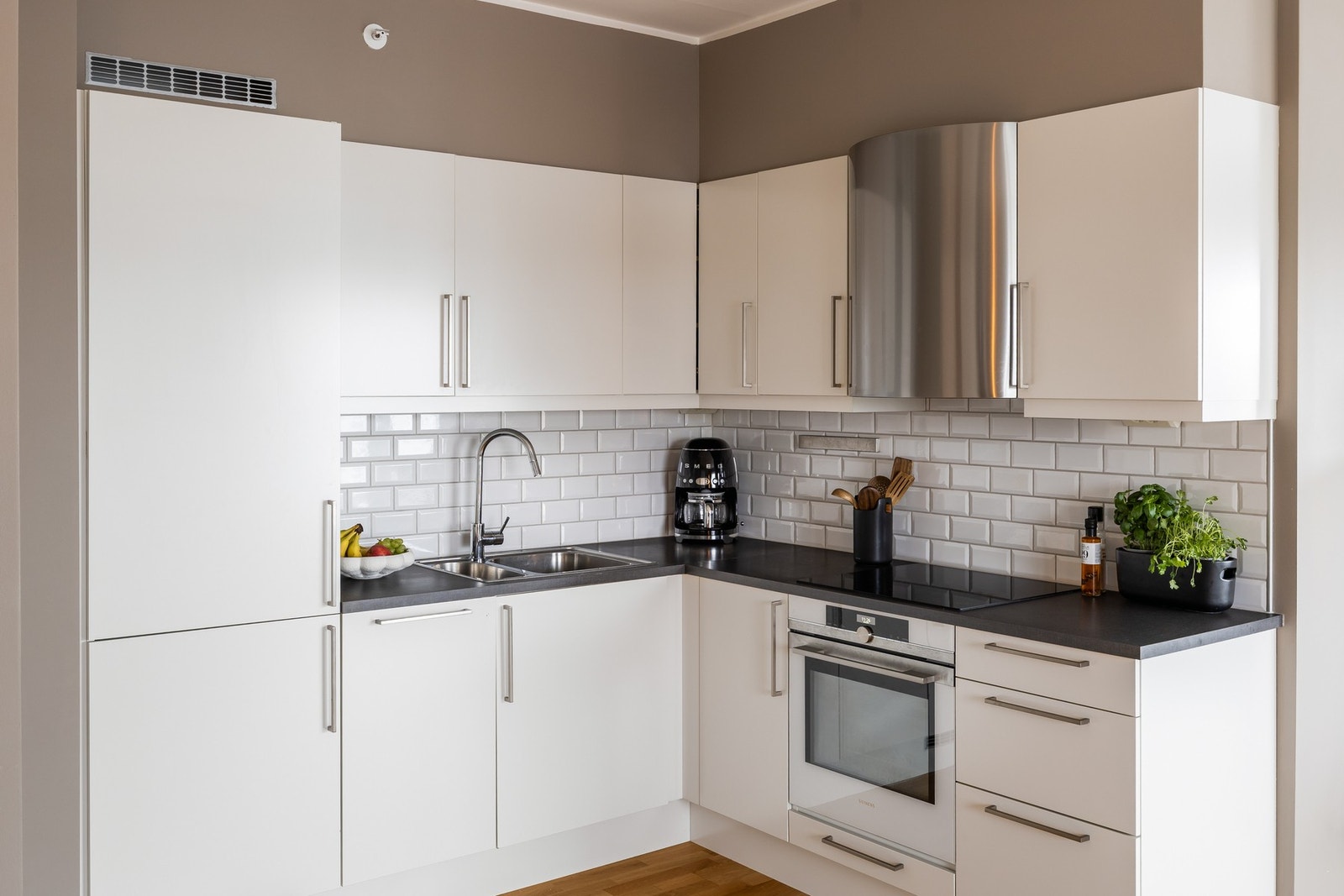 Pent kjøkken med mye skap- og benkeplass. Integrerte hvitevarer medfølger i handelen. Galleribilde