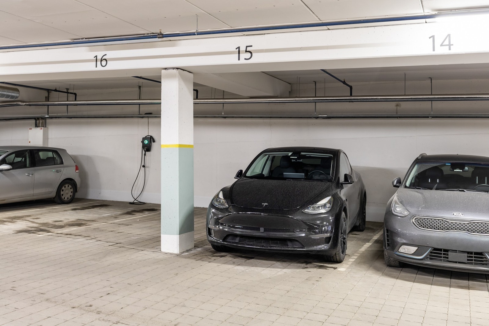 Det medfølger en fast plass i p-kjeller (strøm lagt opp til lader). Galleribilde