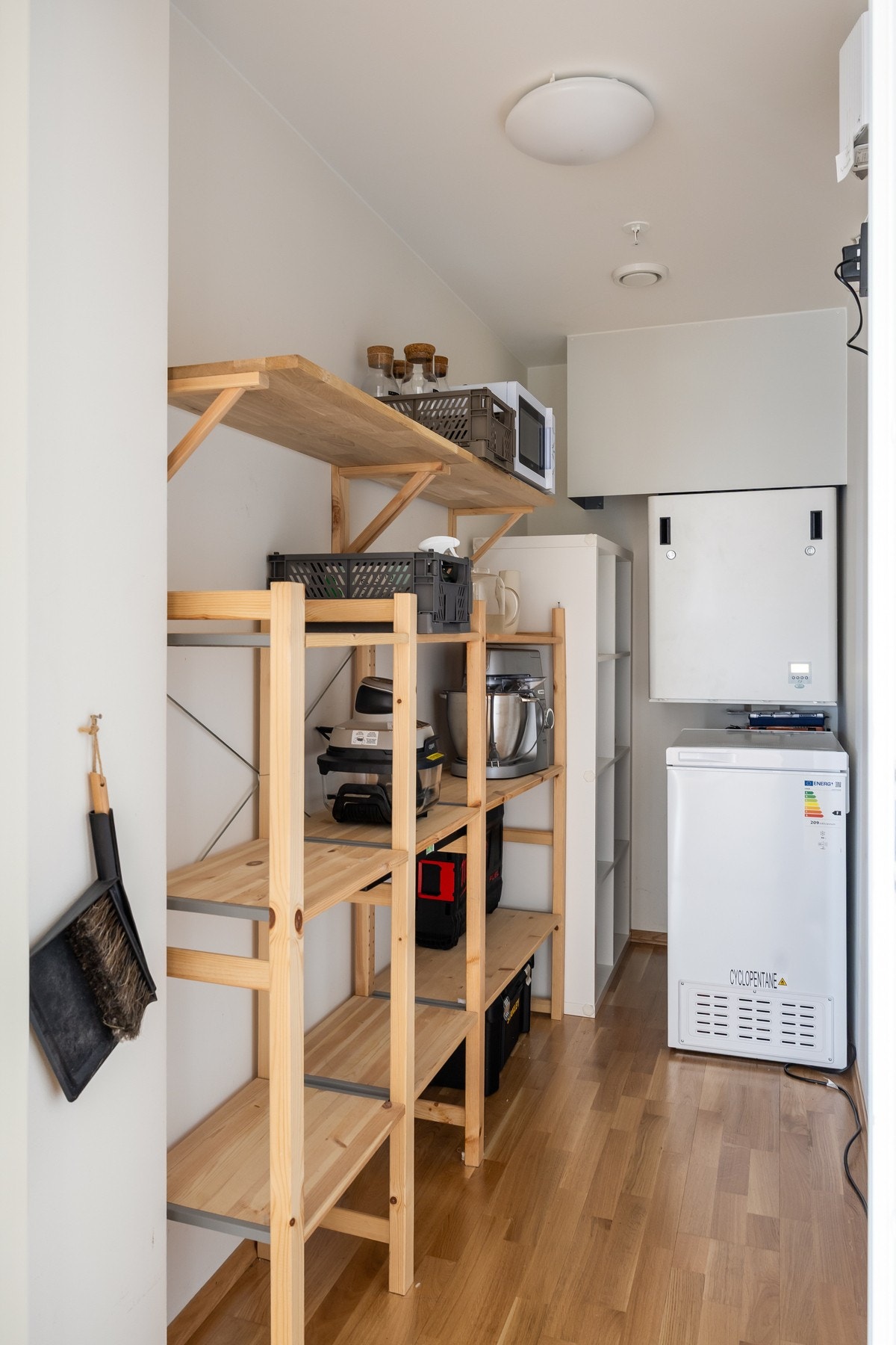 Det er en bod i leiligheten og en bod i kjelleren. Galleribilde