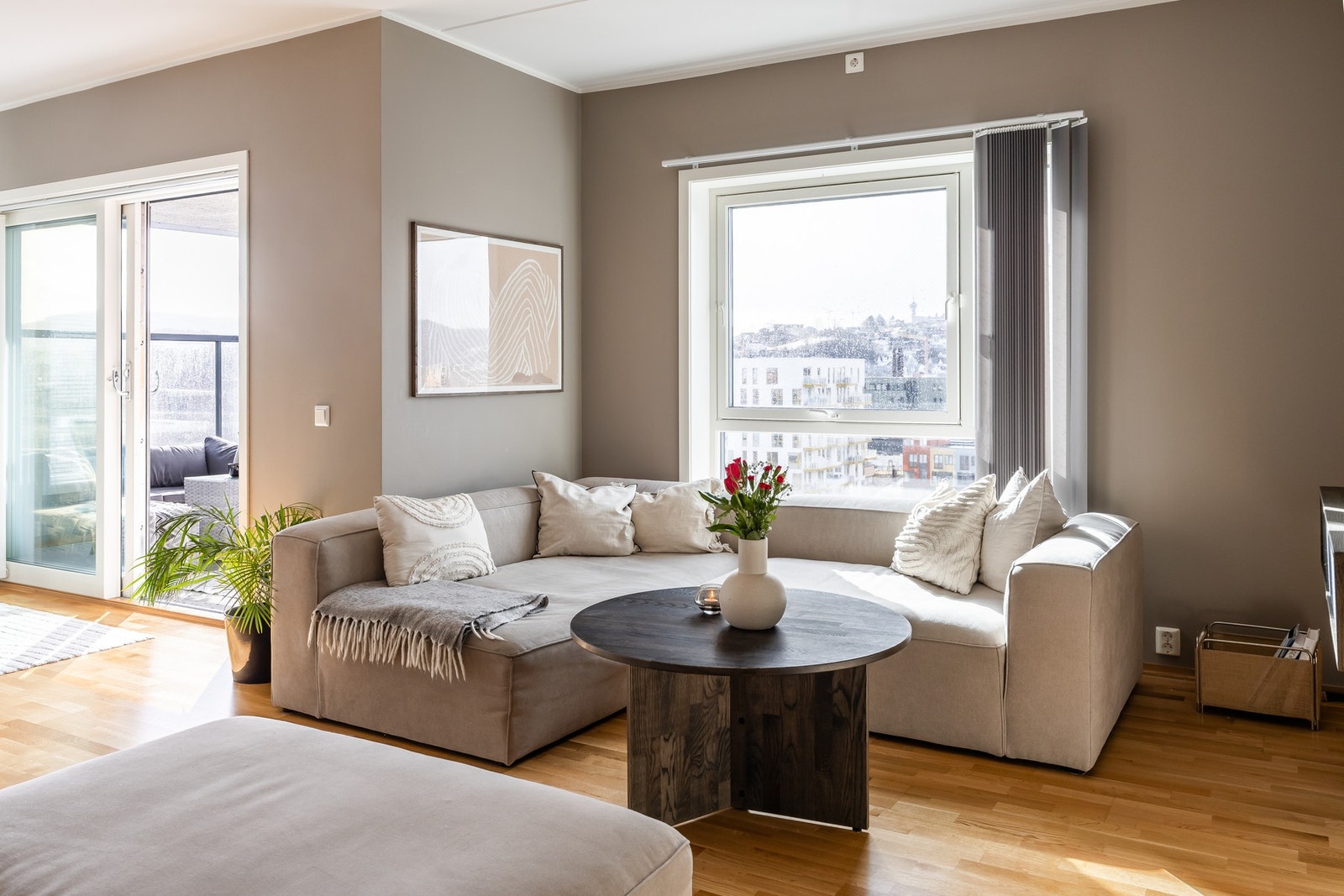 God plass til sofaløsning og spisebord. Galleribilde