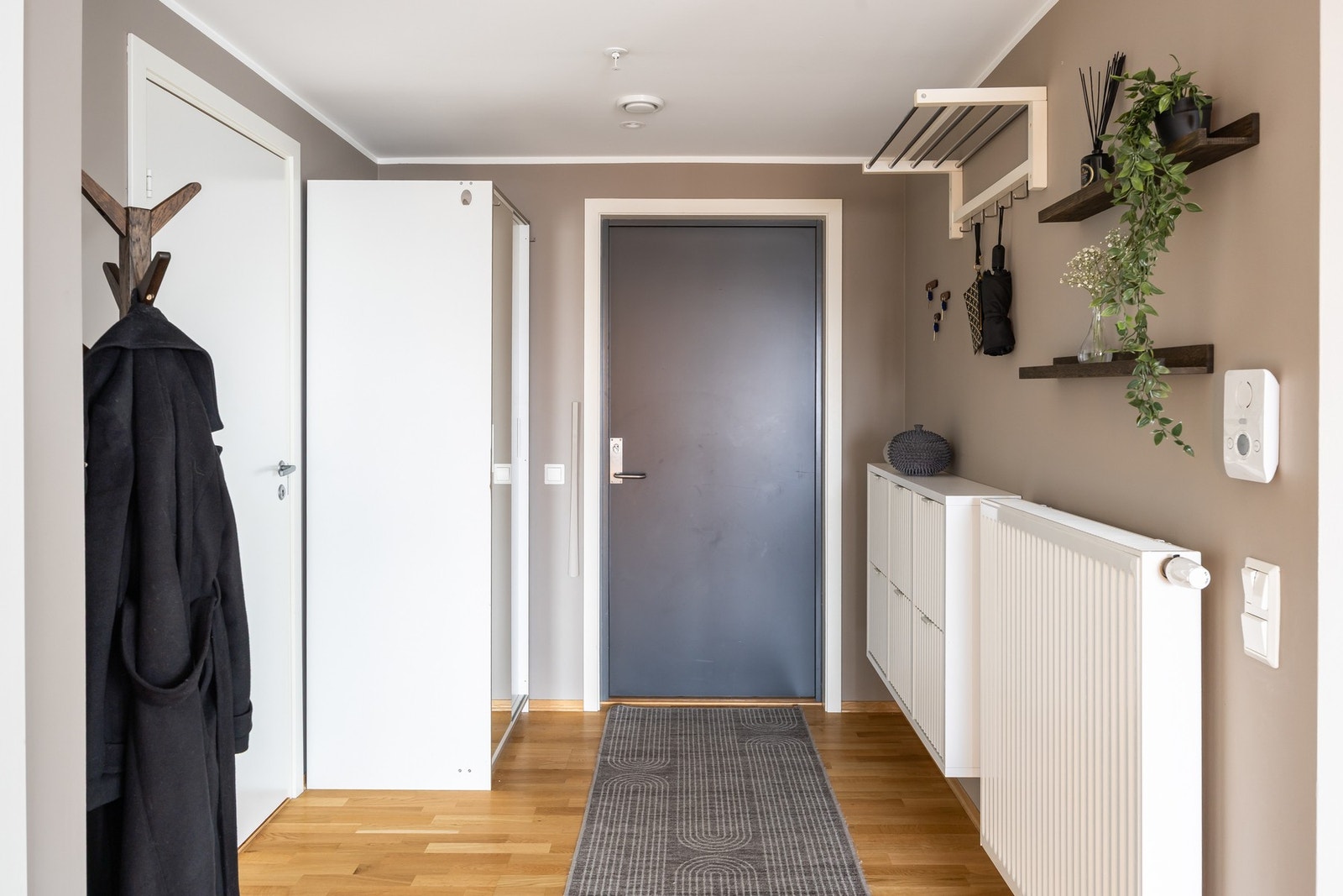 Romslig gang. Adkomst er via felles inngangsparti med trapperom og heis. Galleribilde