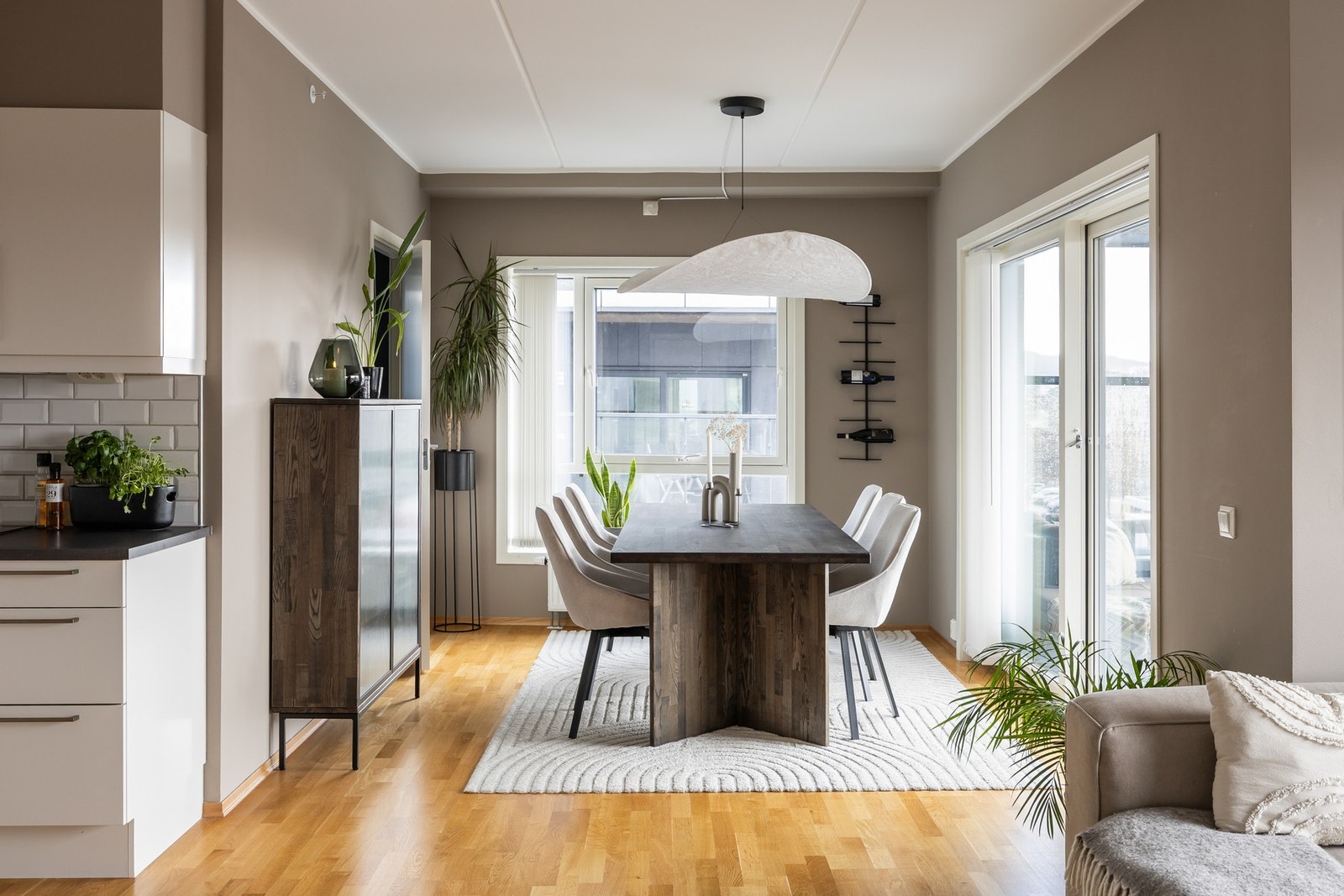 Stor stue-/kjøkkenløsning på ca. 34 kvm. Galleribilde