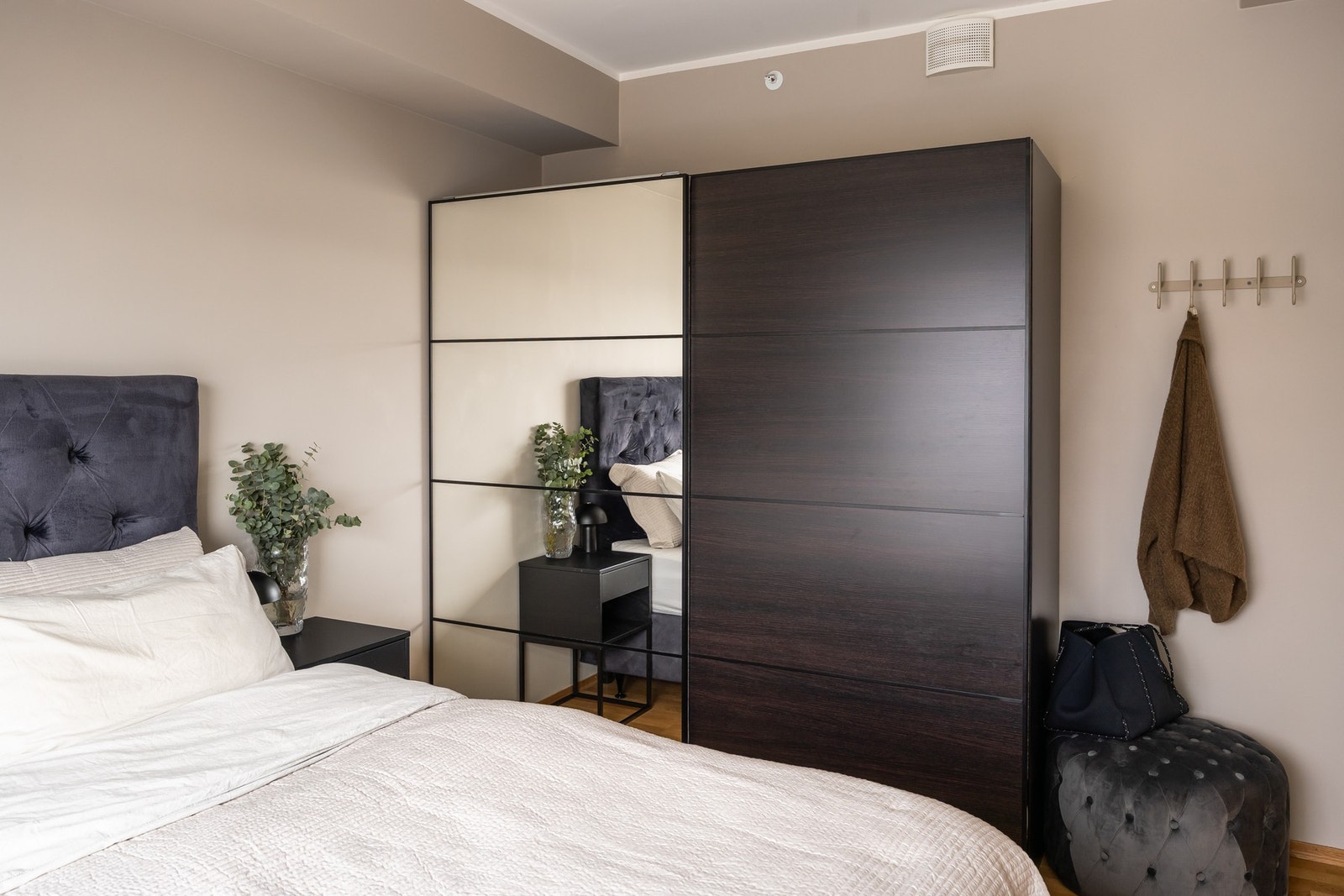 Garderobeskap medfølger i handelen. Galleribilde