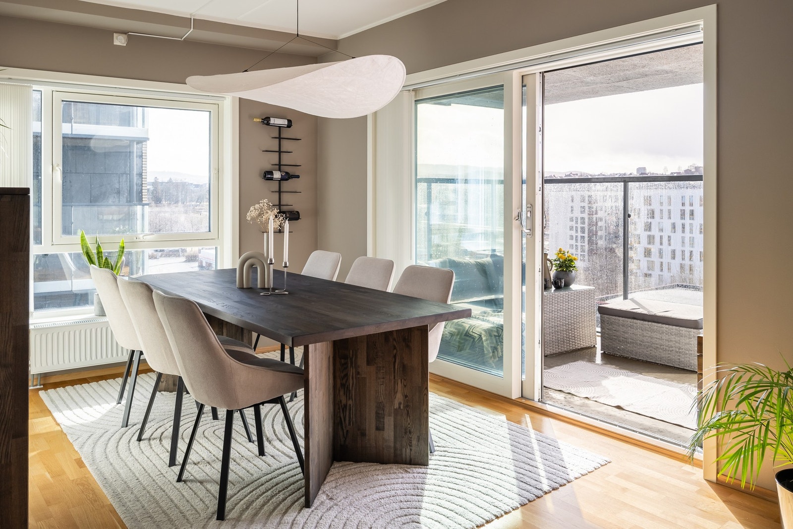 Mange vinduer gir mye naturlig lys. Galleribilde