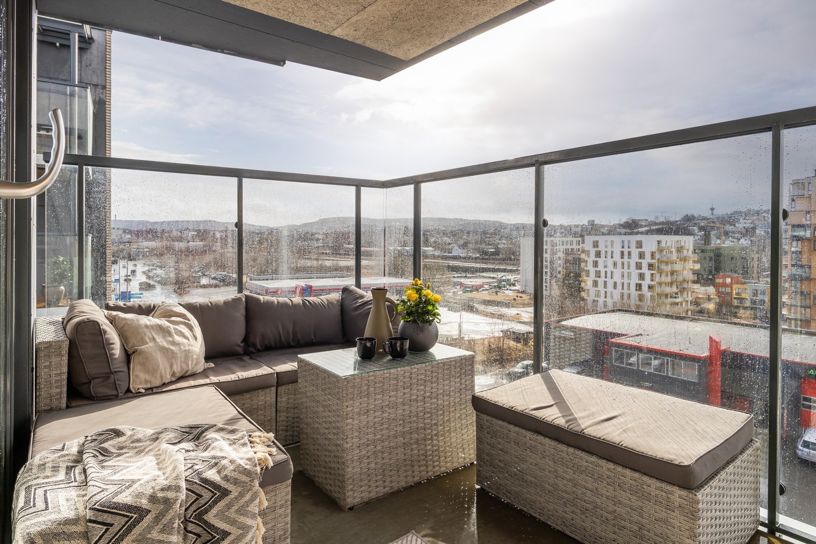 Veranda på 7,8 kvm med fine solforhold. Galleribilde