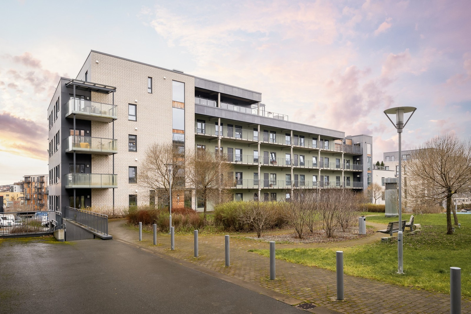 Sameiet har et fint grøntareal til disposisjon for beboerne. Galleribilde