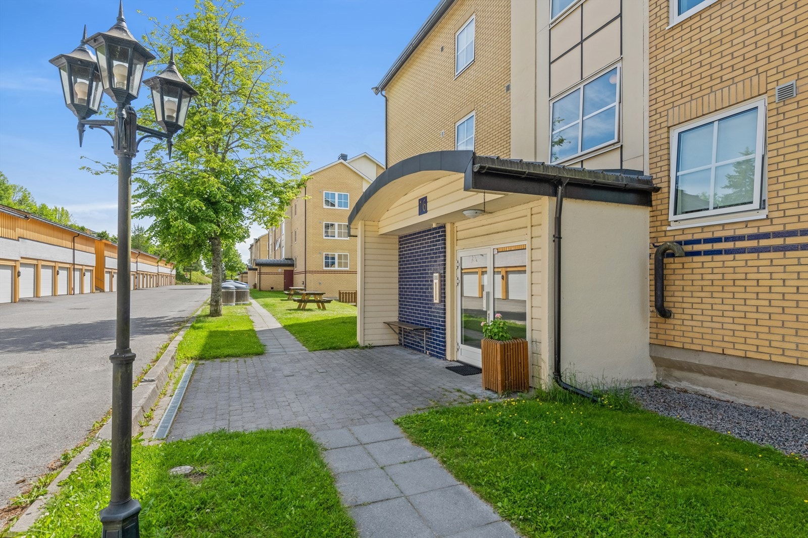 Leiligheten ligger kun en halv trapp opp fra inngangspartiet, og garasjeplass har du rett utenfor. Galleribilde