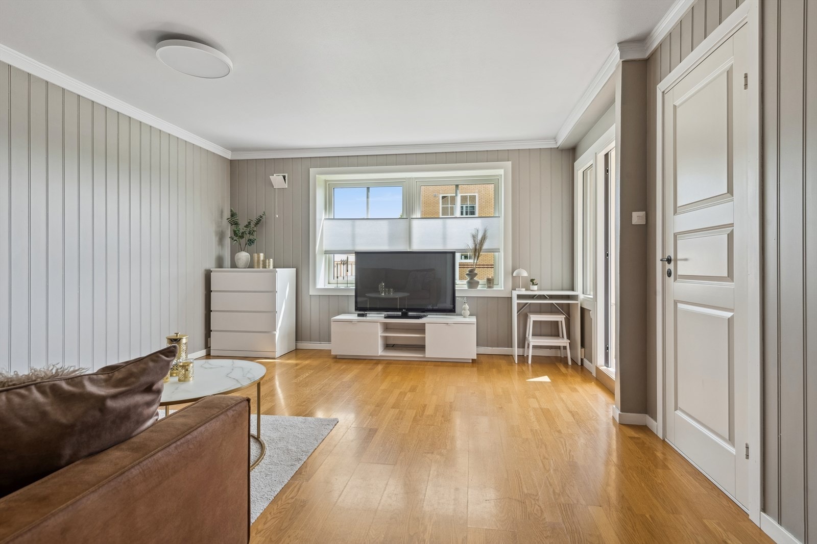 Fra entréen kommer du inn i den romslige stuen, som byr på gode møbleringsmuligheter for både sofagruppe og spiseplass. Galleribilde