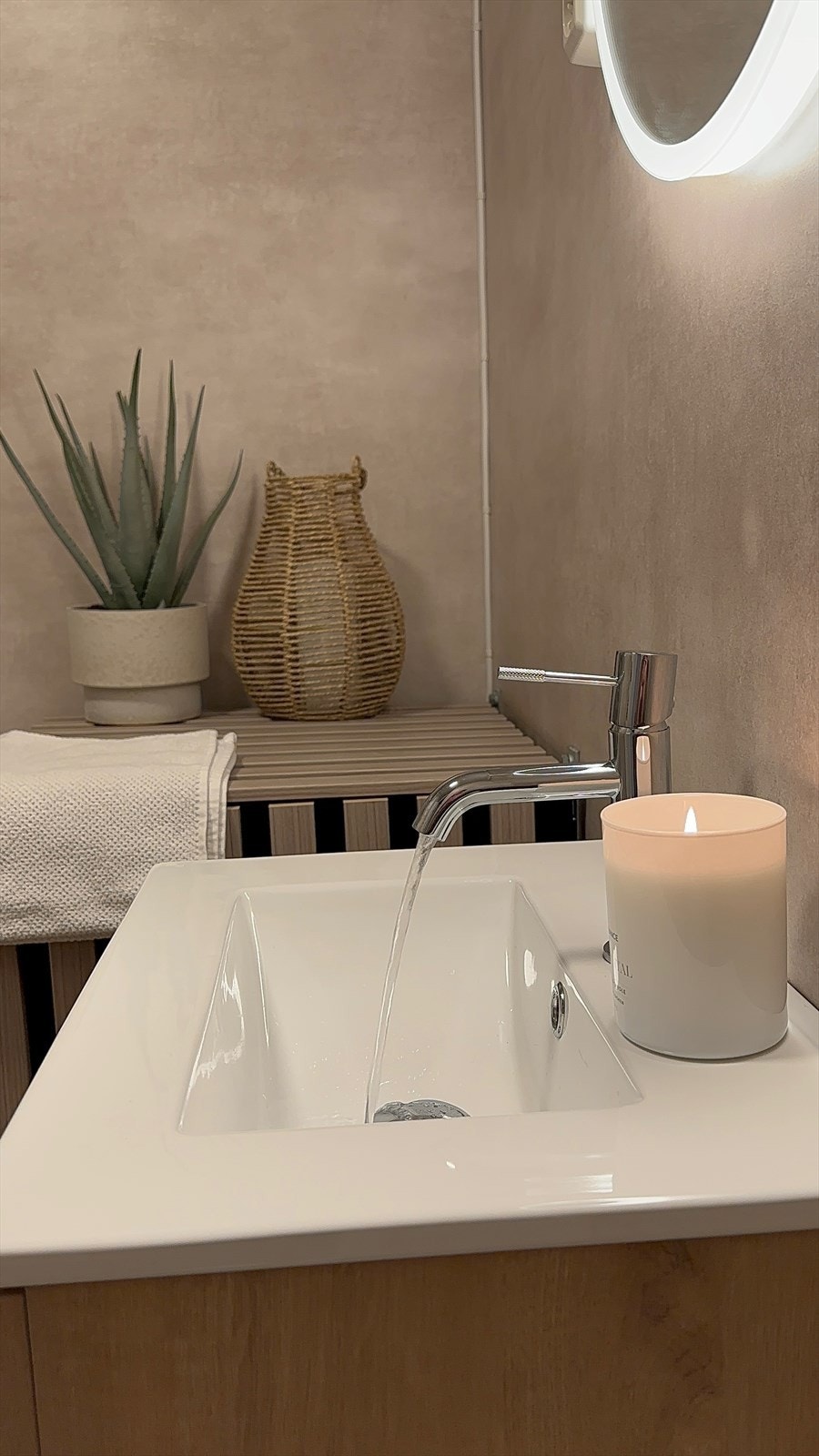 Badet har vinylbelegg, veggvinyl og malt himling Galleribilde