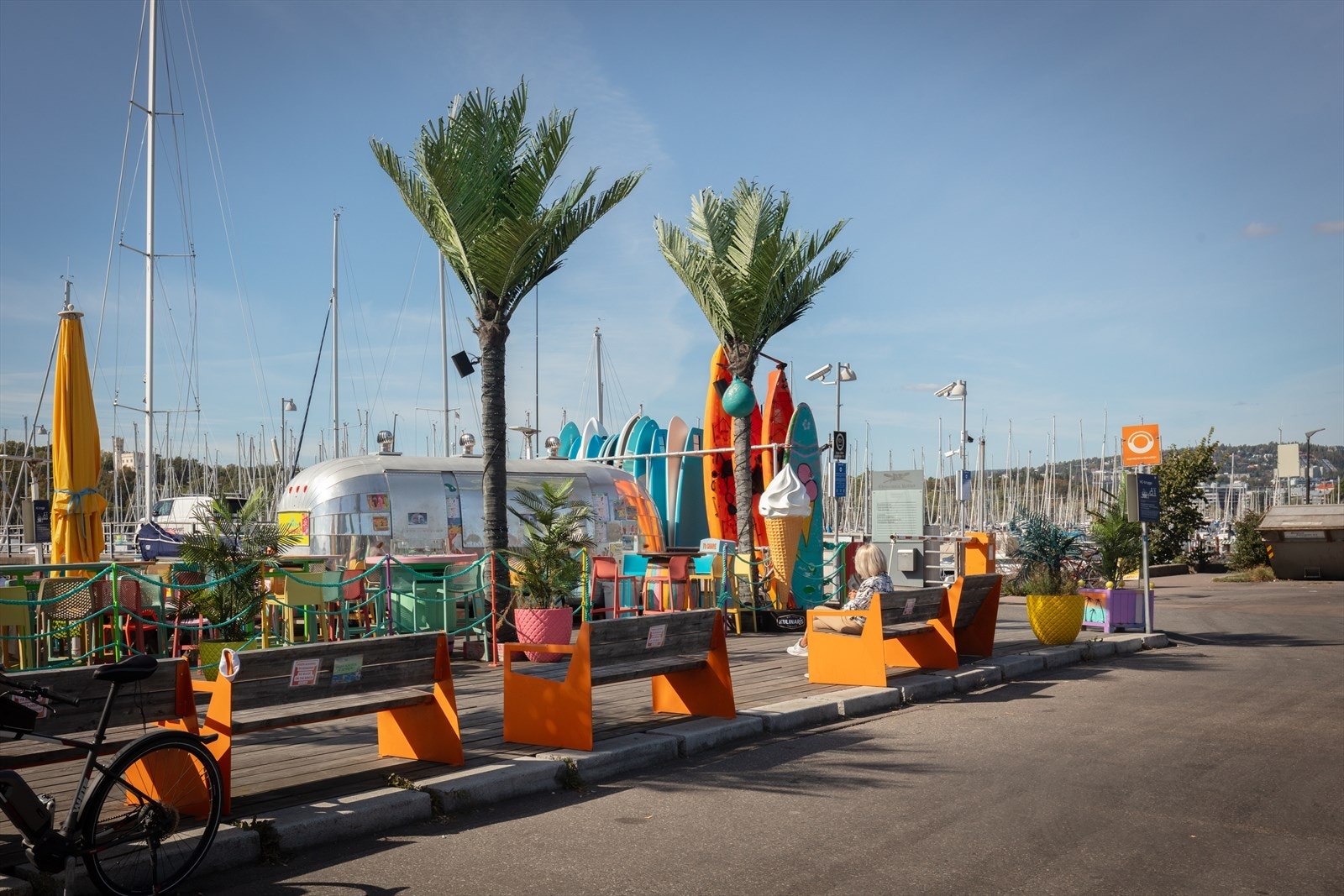 Flotte tur- og rekreasjonsarealer i nærområdet, som Frognerstranda/Frognerkilen med Kongen marina. Jogge-/sykkelvei ut til Bygdøy. Galleribilde