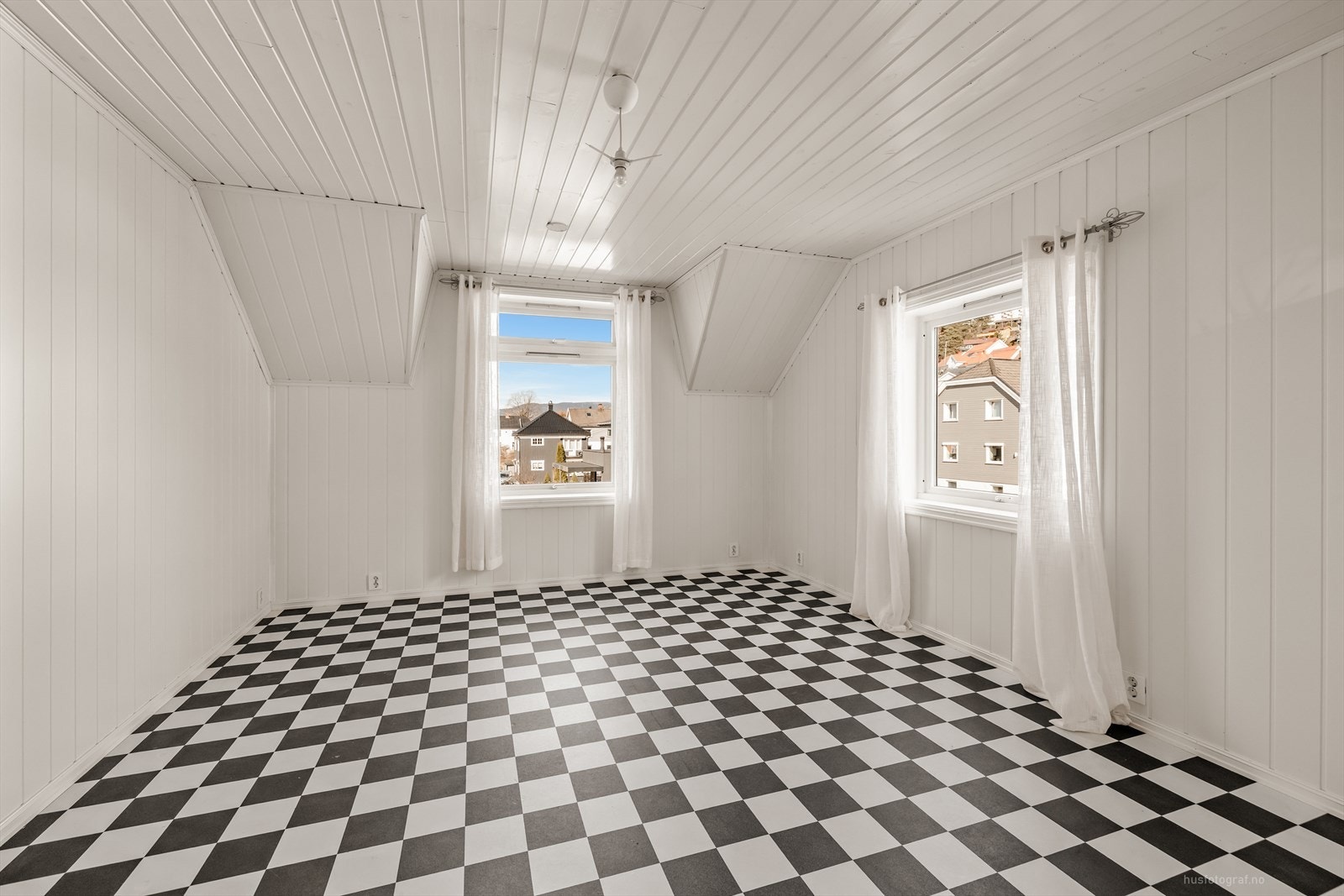 Soverom nr. 4 med direkte adkomst til badet i 2. etasje Galleribilde