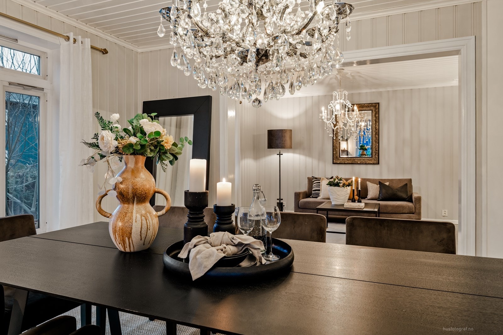Elegant spisestue med eksklusive detaljer og gjennomført stil, perfekt for hyggelige middager Galleribilde