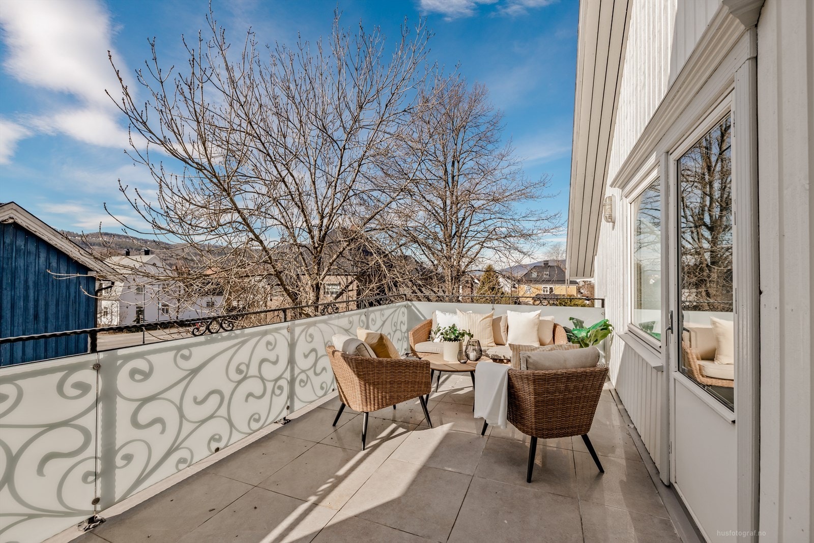 Fra stuen er det utgang til en hyggelig terrasse med gode solforhold Galleribilde